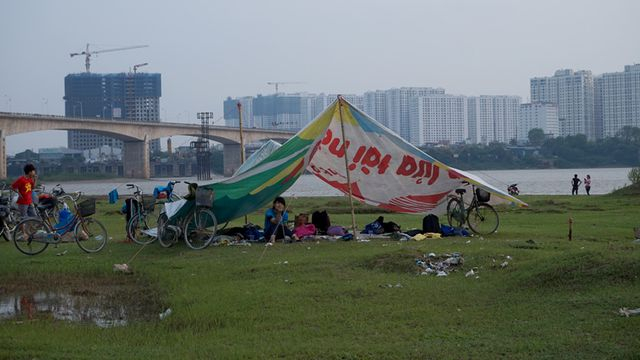 B&atilde;i đất dưới ch&acirc;n cầu Vĩnh Tuy l&agrave; điểm d&atilde; ngoại, cắm trại của nhiều bạn trẻ. (Ảnh: Vietnamnet)