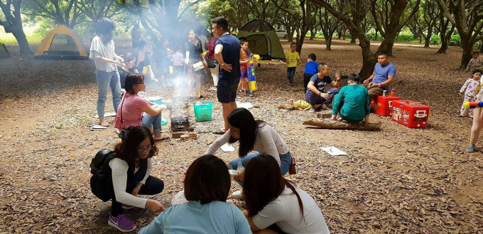 C&aacute;c dịch vụ h&agrave;ng qu&aacute;n ở đ&acirc;y cũng kh&ocirc;ng nhiều, chủ yếu l&agrave; c&aacute;c đồ ăn nhanh để phục vụ c&aacute;c đo&agrave;n đến chụp ảnh cưới, v&igrave; thế nếu bạn dự định đi picnic th&igrave; n&ecirc;n chuẩn bị bếp nướng, đồ ăn từ nh&agrave;.