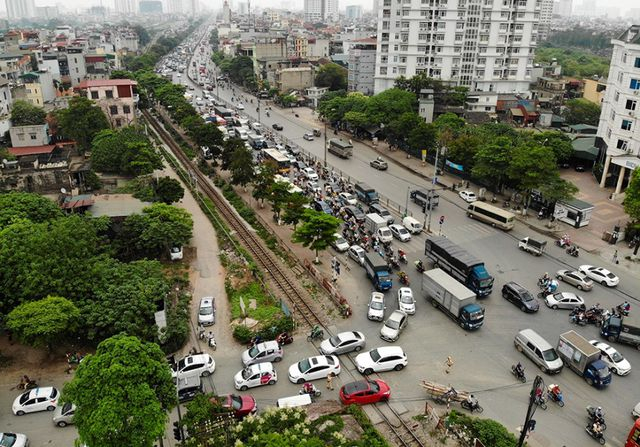 10h s&aacute;ng 13/4, hướng ra ngoại th&agrave;nh H&agrave; Nội tại đường Giải Ph&oacute;ng đi quốc lộ 1A cũ, địa phận huyện Thường T&iacute;n, d&ograve;ng xe nối d&agrave;i, c&aacute;c phương tiện di chuyển chậm.