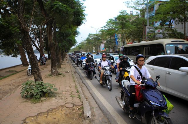 Đường Nguyễn Hữu Thọ (Ho&agrave;ng Mai, H&agrave; Nội) hướng ra đường Giải Ph&oacute;ng cũng &ugrave;n ứ phương tiện.