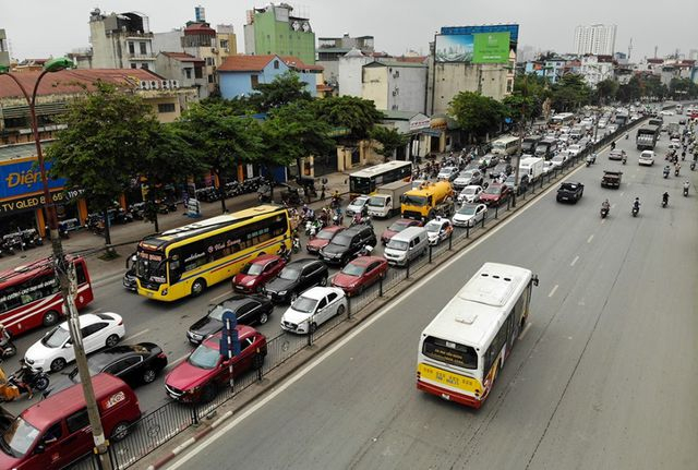 &ldquo;Để nhanh ch&oacute;ng tho&aacute;t khỏi khu vực tắc đường, nhiều người đi xe lao l&ecirc;n cả vỉa h&egrave;, dẫn đến &ugrave;n tắc cục bộ, &ocirc;-t&ocirc; kẹt cứng, kh&ocirc;ng thể di chuyển được&rdquo;, &ocirc;ng Tuấn (68 tuổi, nh&agrave; ở đường Giải Ph&oacute;ng, H&agrave; Nội) cho biết.