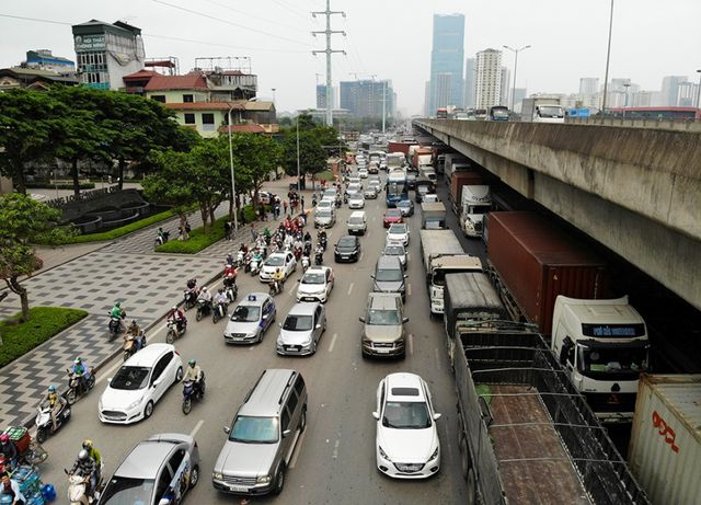 Đường Khuất Duy Tiến, đoạn nối Ng&atilde; tư Trần Duy Hưng &ndash; Đại Lộ Thăng Long đến đường Nguyễn Tr&atilde;i, &ocirc; t&ocirc; &ugrave;n ứ th&agrave;nh h&agrave;ng d&agrave;i.