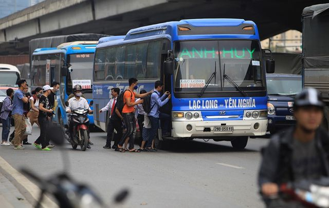 Vẫn c&ograve;n hiện tượng c&aacute;c nh&agrave; xe li&ecirc;n tỉnh bắt kh&aacute;ch dọc đường c&agrave;ng khiến giao th&ocirc;ng hỗn loạn.