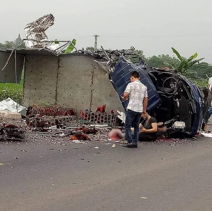 Sau c&uacute; va chạm, xe tải chở g&agrave; bị lật nghiển, t&agrave;i xế tử vong tại&nbsp;chỗ.