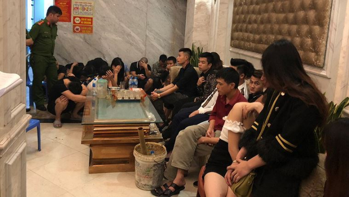 Hưng Y&ecirc;n: 7 c&ocirc; g&aacute;i 'th&aacute;c loạn' với cả chục trai l&agrave;ng l&uacute;c 0h