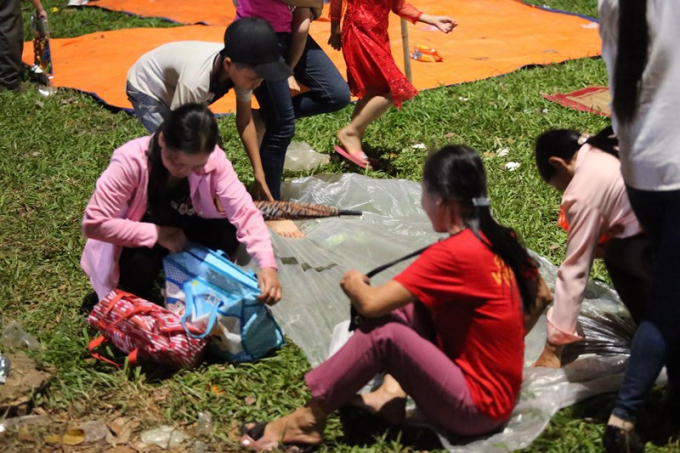 Nguy&ecirc;n nh&acirc;n do c&aacute;c gia đ&igrave;nh b&agrave;y đồ ăn tr&ecirc;n b&atilde;i cỏ trong l&uacute;c chờ d&acirc;ng hương, nhưng lại...