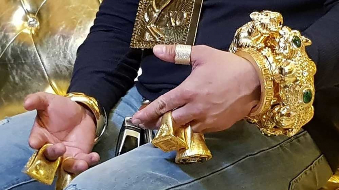 V&agrave;ng khủng m&agrave; Ph&uacute;c XO khoe khoang th&ocirc;ng qua mạng x&atilde; hội thực chất l&agrave; v&agrave;ng giả, tất cả đều phục vụ cho việc đ&aacute;nh b&oacute;ng t&ecirc;n tuổi, nhắm đến lợi &iacute;ch kinh doanh