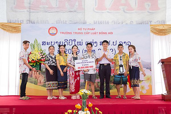 L&atilde;nh đạo trường Trung cấp luật Đồng Hới ph&aacute;t biểu ch&uacute;c mừng v&agrave; tặng q&ugrave;a cho c&aacute;c em lưu học sinh L&agrave;o.