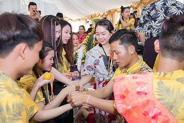 Nghi lễ buộc chỉ cổ tay l&agrave; một n&eacute;t văn ho&aacute; đặc sắc mỗi dịp Tết cổ truyền Bunpimay.