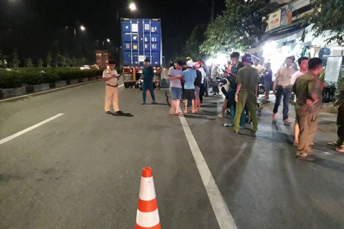 Hiện trường vụ tai nạn chết người tr&ecirc;n đường Mỹ Phước T&acirc;n Vạn.