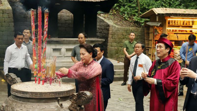 Chủ tịch Quốc hội Nguyễn Thị Kim Ng&acirc;n v&agrave; đo&agrave;n đại biểu l&atilde;nh đạo &ETH;ảng, Nh&agrave; nước, c&aacute;c cơ quan Trung ương, địa phương v&agrave; nh&acirc;n d&acirc;n về dự Lễ d&acirc;ng hương tại đền Giếng.