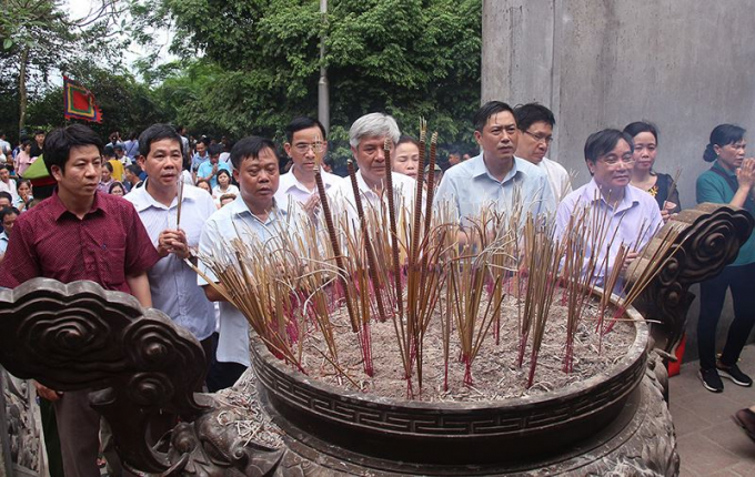 &nbsp;Đo&agrave;n đại biểu tỉnh Sơn La d&acirc;ng hương tại lăng Vua H&ugrave;ng.