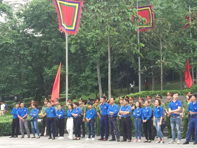 Lực lượng c&ocirc;ng an, an ninh, trật tự v&agrave; c&aacute;c t&igrave;nh nguyện vi&ecirc;n thường trực l&agrave;m nhiệm vụ đảm bảo an to&agrave;n trong dịp lễ hội.