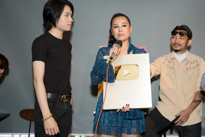 Nam Thư tuy&ecirc;n bố đ&atilde; trả hết nợ, khui n&uacute;t v&agrave;ng YouTube trong buổi fanmeeting