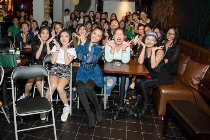 Nam Thư tuy&ecirc;n bố đ&atilde; trả hết nợ, khui n&uacute;t v&agrave;ng YouTube trong buổi fanmeeting