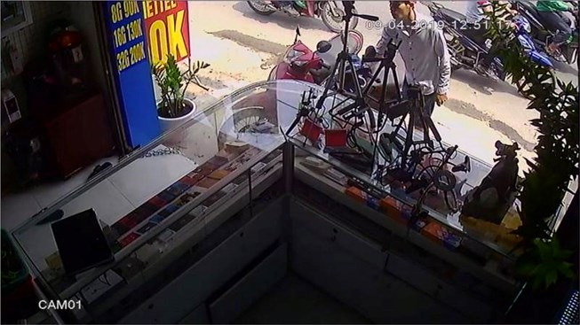 Ng&agrave;y 1-4, t&ecirc;n trộm đột nhập v&agrave;o cửa h&agrave;ng điện thoại cuỗm xe AirBlade.