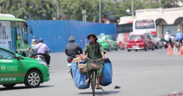 Nắng nóng ngộp thở, nhiệt độ ngoài trời ở TP HCM có thể trên 40 độ C