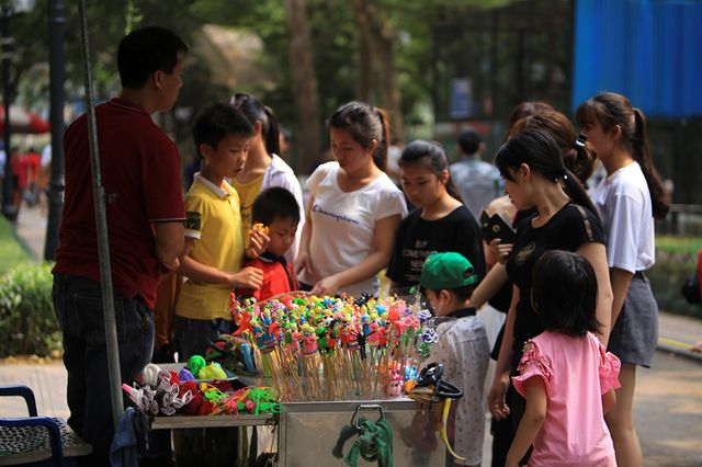 Vườn th&uacute; H&agrave; Nội vẫn giữ nguy&ecirc;n gi&aacute; v&eacute; v&agrave;o cửa, c&aacute;c dịch vụ gửi xe, đồ ăn uống. Gi&aacute; v&eacute; v&agrave;o cổng d&agrave;nh cho trẻ em tại c&ocirc;ng vi&ecirc;n Thủ Lệ l&agrave; 5.000đ/người, c&ograve;n với người lớn l&agrave; 10.000đ/người.