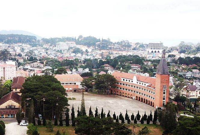 C&ocirc;ng tr&igrave;nh kiến tr&uacute;c Cao đẳng sư phạm nổi bật giữa đ&ocirc; thị Đ&agrave; Lạt