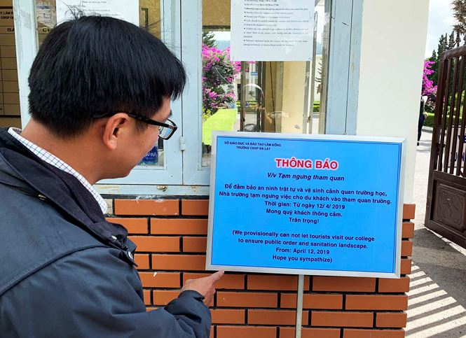 Bảng th&ocirc;ng b&aacute;o tạm ngưng cho kh&aacute;ch tham quan trước cổng trường