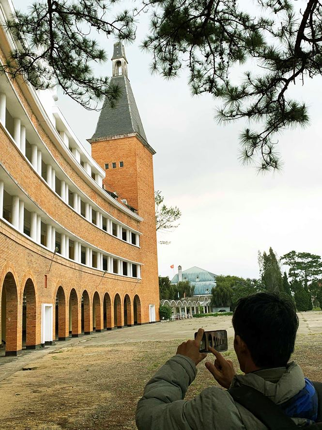 Nhiều người th&iacute;ch tham quan, chụp ảnh ng&ocirc;i trường n&agrave;y