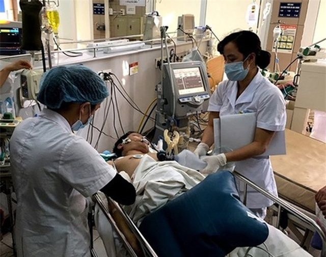 7 người phải nhập viện do uống phải rượu l&aacute; ng&oacute;n.