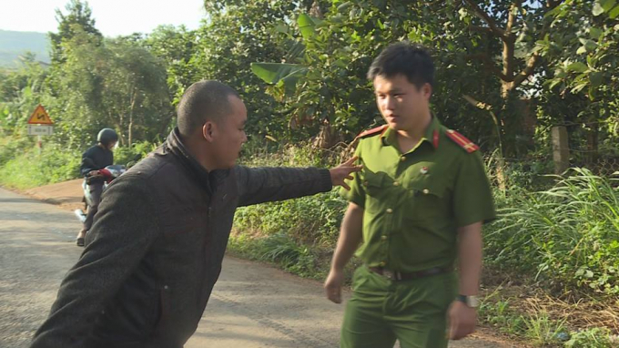 T&ugrave;ng đang thực nghiệm hiện trường vụ việc.