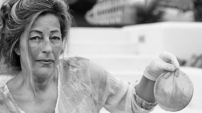 B&agrave; Marga van Amersfoort, Chủ tịch Hiệp hội c&aacute;c nạn nh&acirc;n gh&eacute;p độn silicone giữ lại t&uacute;i silicone đ&atilde; d&ugrave;ng để l&agrave;m bằng chứng tại t&ograve;a &aacute;n.