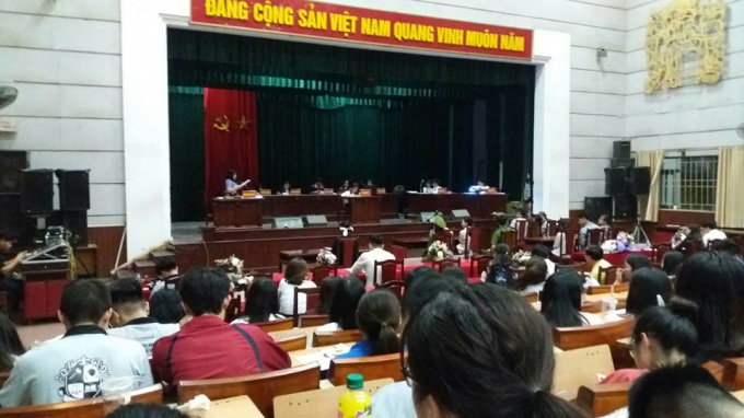 Quang cảnh phi&ecirc;n t&ograve;a, vị đại diện Viện kiểm s&aacute;t đang đọc&nbsp;bản luận tội.&nbsp;