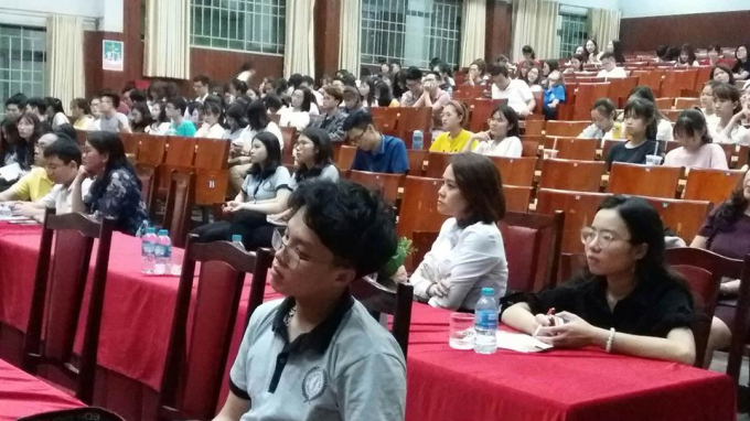 Sinh vi&ecirc;n chăm ch&uacute; lắng nghe phần tranh tụng.