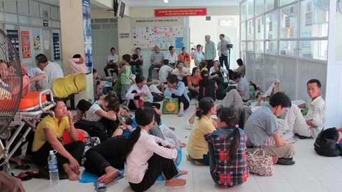 Người bệnh nằm gh&eacute;p giường, người th&acirc;n vạ vật trong bệnh viện l&agrave; h&igrave;nh ảnh kh&ocirc;ng phải hiếm. (ảnh NLĐ)