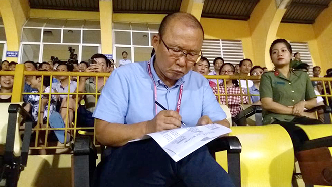 HLV Park Hang Seo đang tất bật đi s&acirc;n xem V-League...