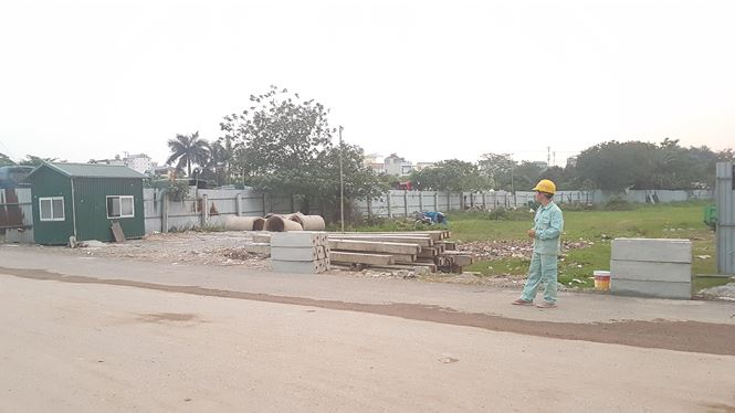 C&oacute; đoạn đ&atilde; giải ph&oacute;ng mặt bằng nhưng được tận dụng l&agrave;m b&atilde;i tr&ocirc;ng xe &ocirc; t&ocirc;.