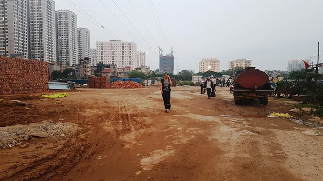 Theo kế hoạch đường điện cao thế được hạ ngầm tr&ecirc;n lề của con đường.