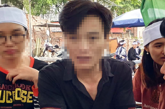 Bố nữ sinh V.A. chia sẻ với ph&oacute;ng vi&ecirc;n.