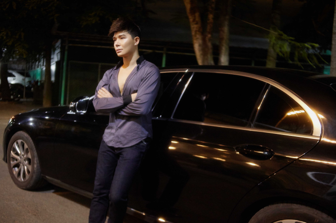 Nathan Lee diện h&agrave;ng hiệu tiền tỉ ngồi ăn tr&aacute;i c&acirc;y vỉa h&egrave;