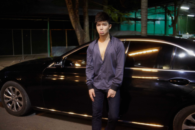 Nathan Lee diện h&agrave;ng hiệu tiền tỉ ngồi ăn tr&aacute;i c&acirc;y vỉa h&egrave;