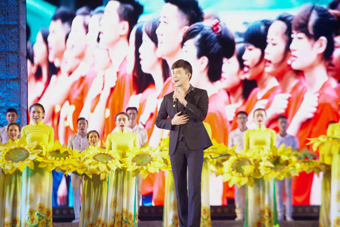 Nathan Lee diện h&agrave;ng hiệu tiền tỉ ngồi ăn tr&aacute;i c&acirc;y vỉa h&egrave;