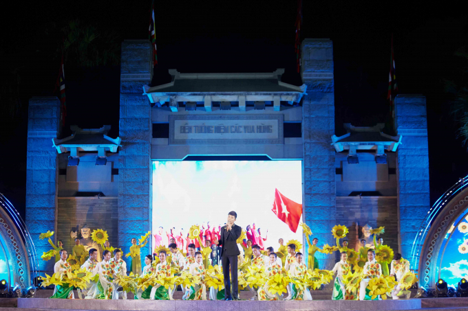 Nathan Lee diện h&agrave;ng hiệu tiền tỉ ngồi ăn tr&aacute;i c&acirc;y vỉa h&egrave;