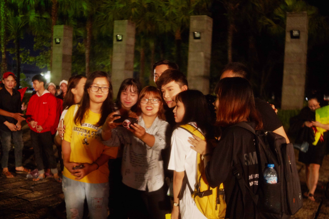 Nathan Lee diện h&agrave;ng hiệu tiền tỉ ngồi ăn tr&aacute;i c&acirc;y vỉa h&egrave;