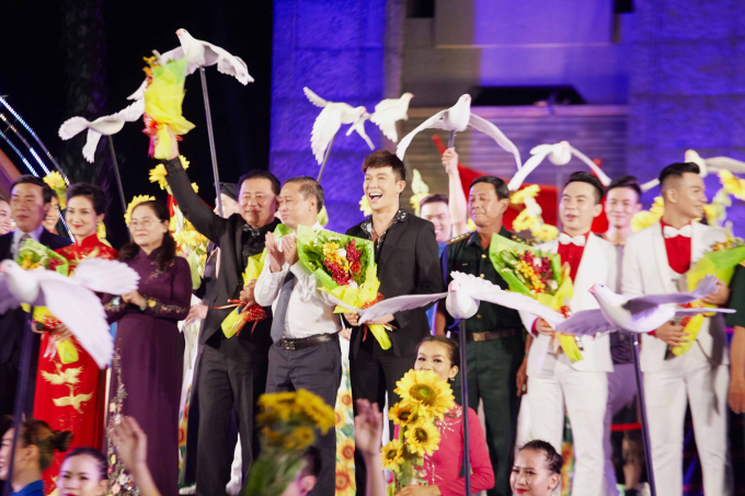 Nathan Lee diện h&agrave;ng hiệu tiền tỉ ngồi ăn tr&aacute;i c&acirc;y vỉa h&egrave;