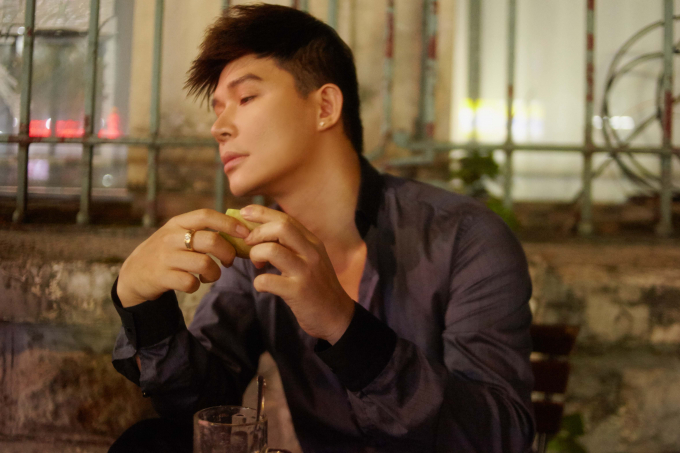 Nathan Lee diện h&agrave;ng hiệu tiền tỉ ngồi ăn tr&aacute;i c&acirc;y vỉa h&egrave;