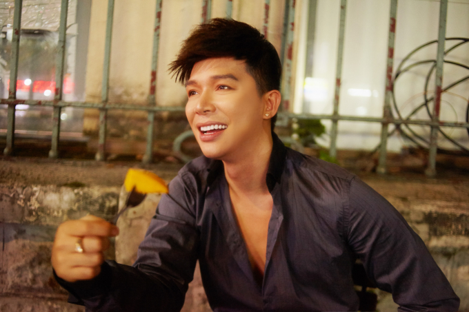 Nathan Lee diện h&agrave;ng hiệu tiền tỉ ngồi ăn tr&aacute;i c&acirc;y vỉa h&egrave;