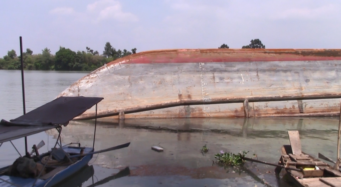 Chiếc s&agrave; lan bị lật.