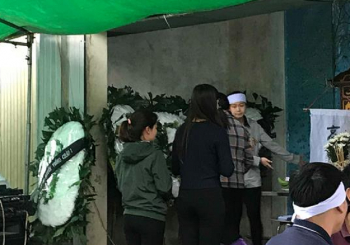 Gia đ&igrave;nh nạn nh&acirc;n tổ chức tang lễ cho nữ sinh xấu số.