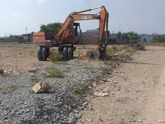 Khu đất n&ocirc;ng nghiệp hơn 8.000 m2 tại đường Lại H&ugrave;ng Cường, ấp 6A trước Tết đ&atilde; san lấp v&agrave; ph&acirc;n th&agrave;nh h&agrave;ng trăm l&ocirc; v&agrave; b&aacute;n hết cho người mua. Sau khi Ph&aacute;p Luật TP.HCM phản &aacute;nh, x&atilde; Vĩnh Lộc B đ&atilde; cho xe cuốc những con đường do đầu nậu đổ sơ s&agrave;i để che mắt người mua. Ảnh: VIỆT HOA.