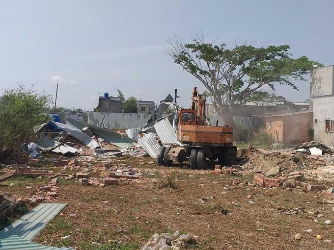 Một căn nh&agrave; x&acirc;y dựng kh&ocirc;ng ph&eacute;p từ trước Tết, chưa c&oacute; người ở khu đất n&agrave;y, sau khi Ph&aacute;p Luật TP.HCM phản &aacute;nh, lực lượng chức năng đ&atilde; cho cưỡng chế, th&aacute;o dỡ. Ảnh: VIỆT HOA.