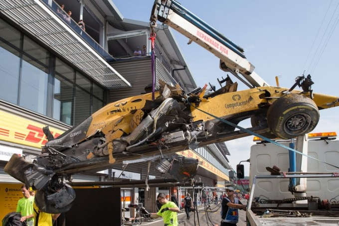 Xe của Kevin Magnussen hỏng nặng sau pha mất l&aacute;i, nhưng tay đua của Renautl chỉ bị một vết xước nhỏ ở mắt c&aacute;