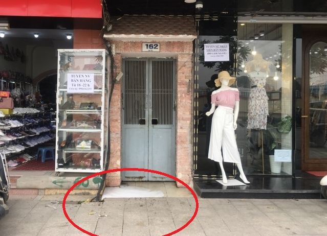 Khoanh đỏ, khu vực ph&aacute;t hiện thi thể người đ&agrave;n &ocirc;ng.