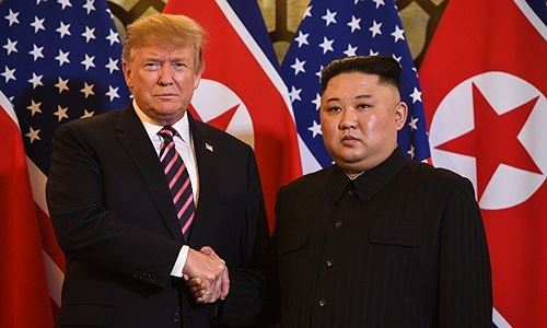 Tổng thống Mỹ Trump (tr&aacute;i) v&agrave; l&atilde;nh đạo Triều Ti&ecirc;n Kim Jong-un tại H&agrave; Nội ng&agrave;y 27/2. Ảnh: AFP/VnE